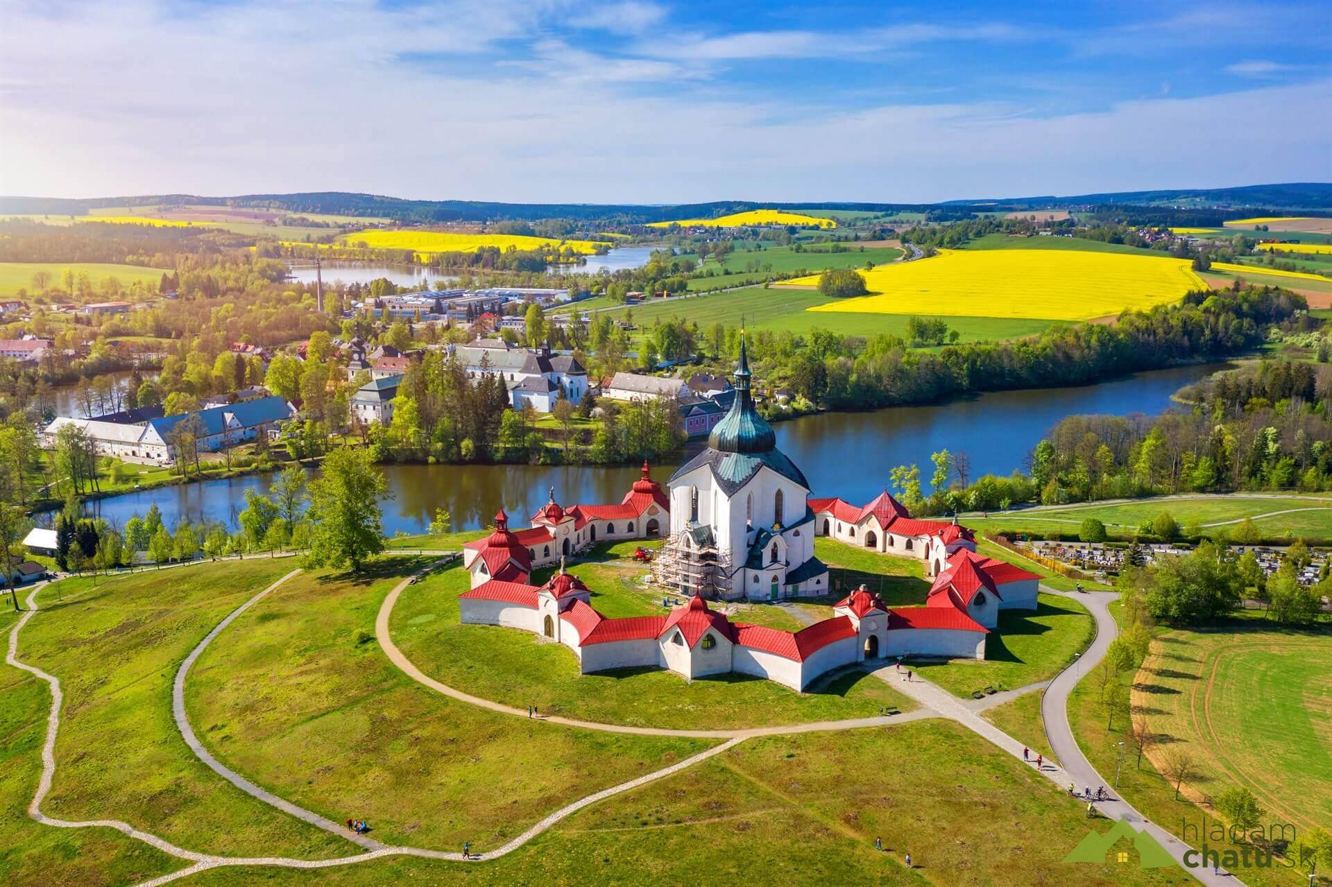 Poutní kostel sv. Jana Nepomuckého na Zelené Hoře.jpg