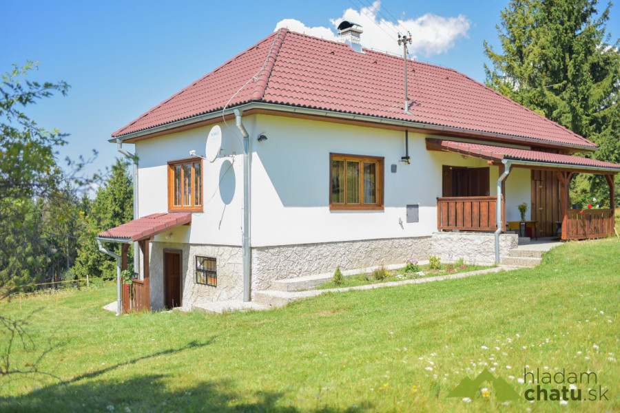 Cottage on meadow flowers DSC_6844[1].jpg