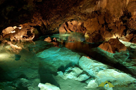 Bozkovské dolomitové jeskyne.jpg