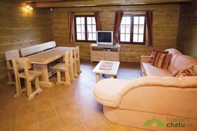 Drevenisa spoločenská miestnosť