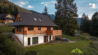 Drewniany dom pod dzwonnicą Lokator