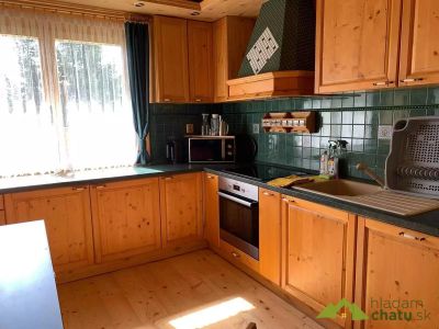 plne-vybavena-kuchyna-zrub-na-briezku-krahule-krahule.webp