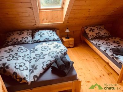 spalna-s-manzelskou-a-1-lozkovou-postelou-zrub-na-briezku-krahule-krahule.webp