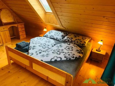 spalna-s-manzelskou-postelou-zrub-na-briezku-krahule-krahule.webp